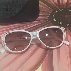 NWOT Guess White Sunglasses with gold Details , cleaning cloth and case